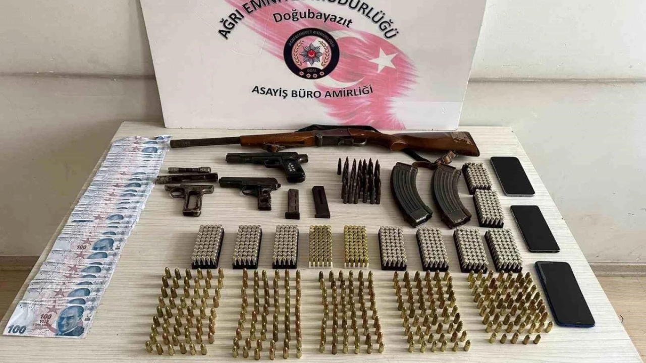 Ağrı'da araçta çok sayıda silah ve mühimmat ele geçirildi