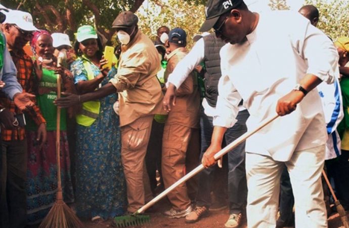 Senegal Cumhurbaşkanı elinde süpürgesiyle sokak temizledi