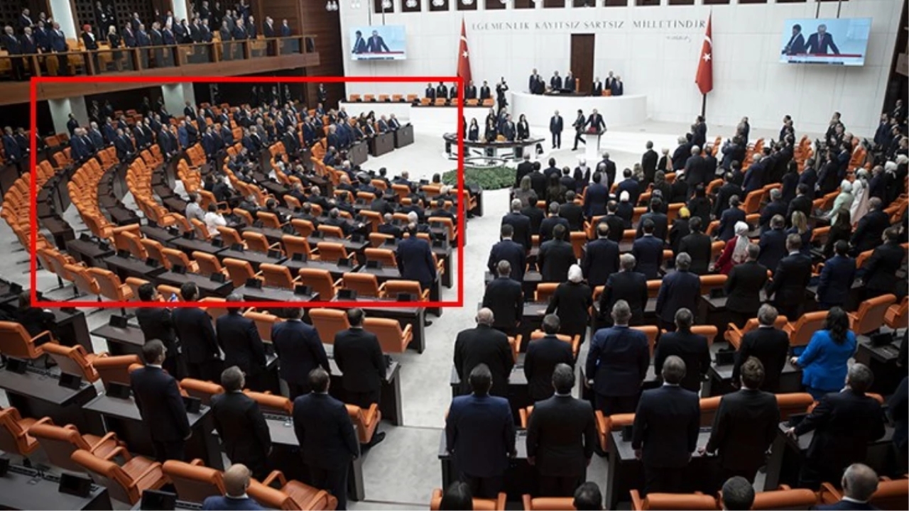 Cumhurbaşkanı Erdoğan'ın yemin töreninde dikkat çeken görüntü! Muhalefetten sadece İYİ Partili vekiller ayağa 