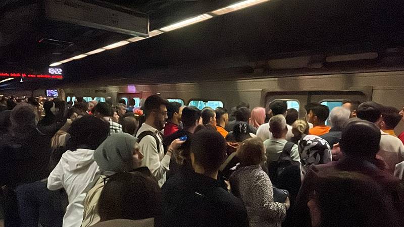 Köprüde ray çatlağı tespit edildi, metro seferlerinde aksama yaşanıyor