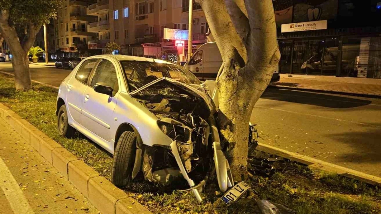 Antalya'da Kontrolden Çıkan Otomobil Ağaca Çarptı: 1 Yaralı