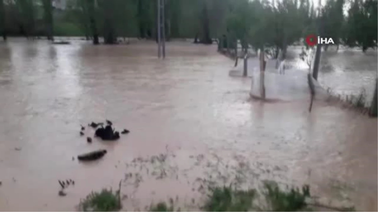 Sivas'ta Sağanak Yağmur Sel Getirdi