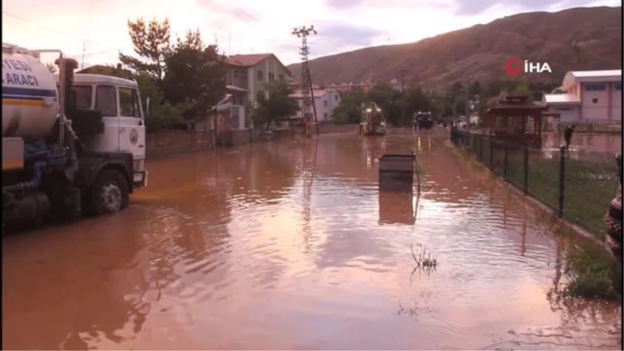 Sivas'ta Su Baskınlarına Rağmen Çocuklar Oyun Oynamaya Devam Etti