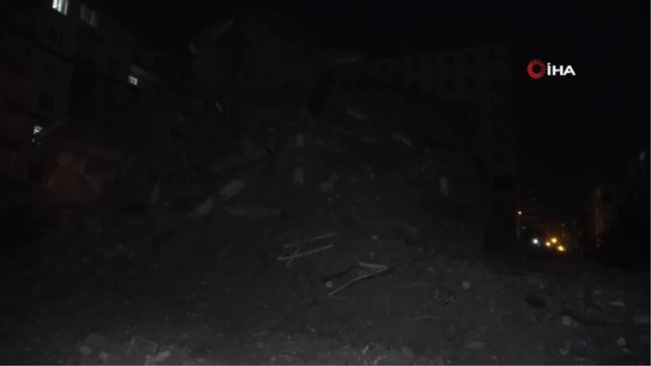 Diyarbakır'da yıkımı yapılan ağır hasarlı binanın bir kısmı kendiliğinden çöktü
