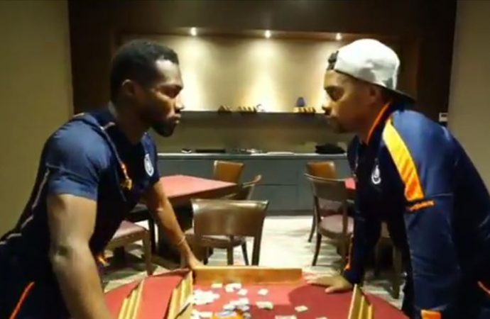 Robinho ve Azubuike’den kampta ‘Çiçek Abbas’ sahnesi