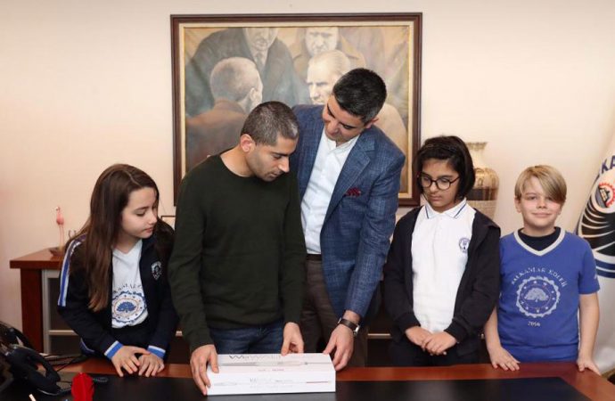 Hediyelerinden vazgeçerek karanlığa ışık oldular