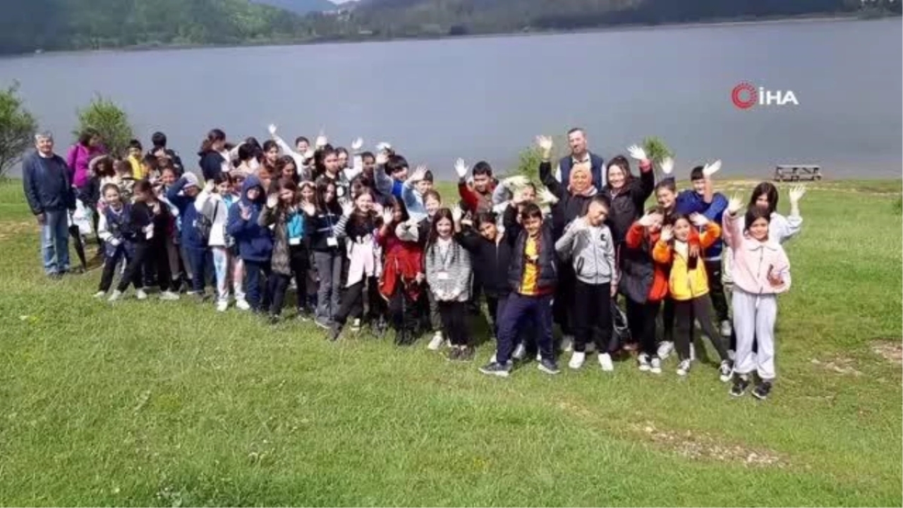 Abant Gölü'ne depremzede 11 ilin isminin bulunduğu çelenk bırakıldı