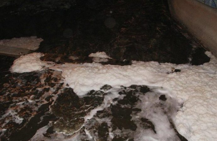 Vatandaşları tedirgin eden olay! Geceleri köpürüyor