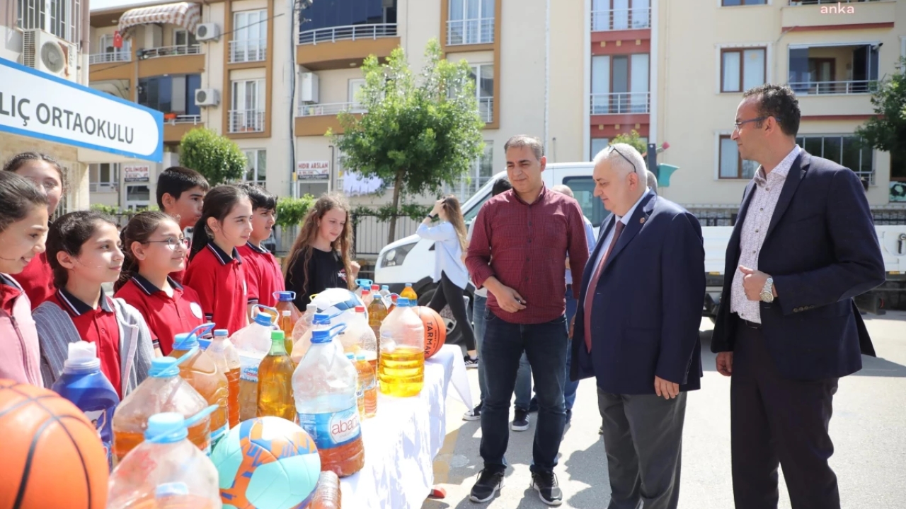 Gemlik Belediyesi ve Lale Kemal Kılıç Ortaokulu öğrencileri 200 litre atık yağ topladı