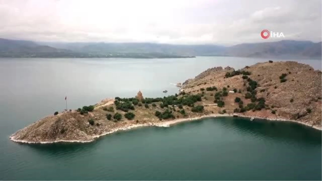 Van Gölü kirlilikten arındırılıyor