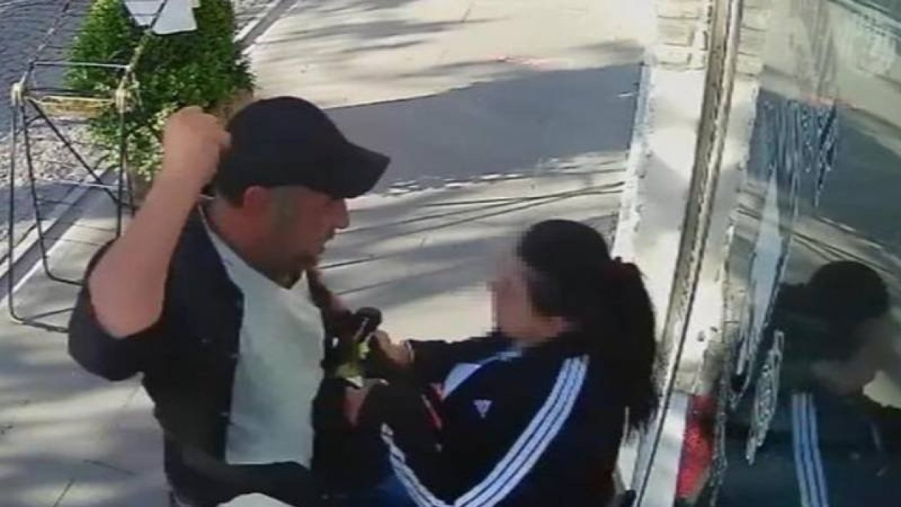 Elindeki poşeti almaya çalıştığı kadını sokak ortasında darbetti