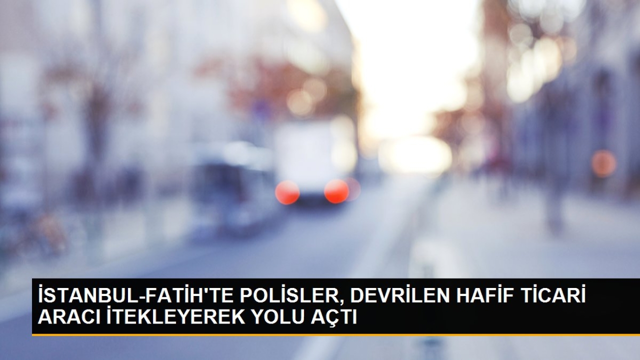 Istanbul-fatih'te polisler, devrilen hafif ticari aracı itekleyerek yolu açtı