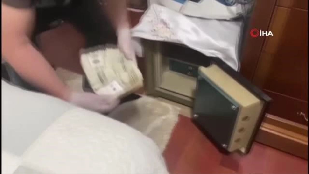 Çelik kasadan yüzlerce tarihi eser çıktı