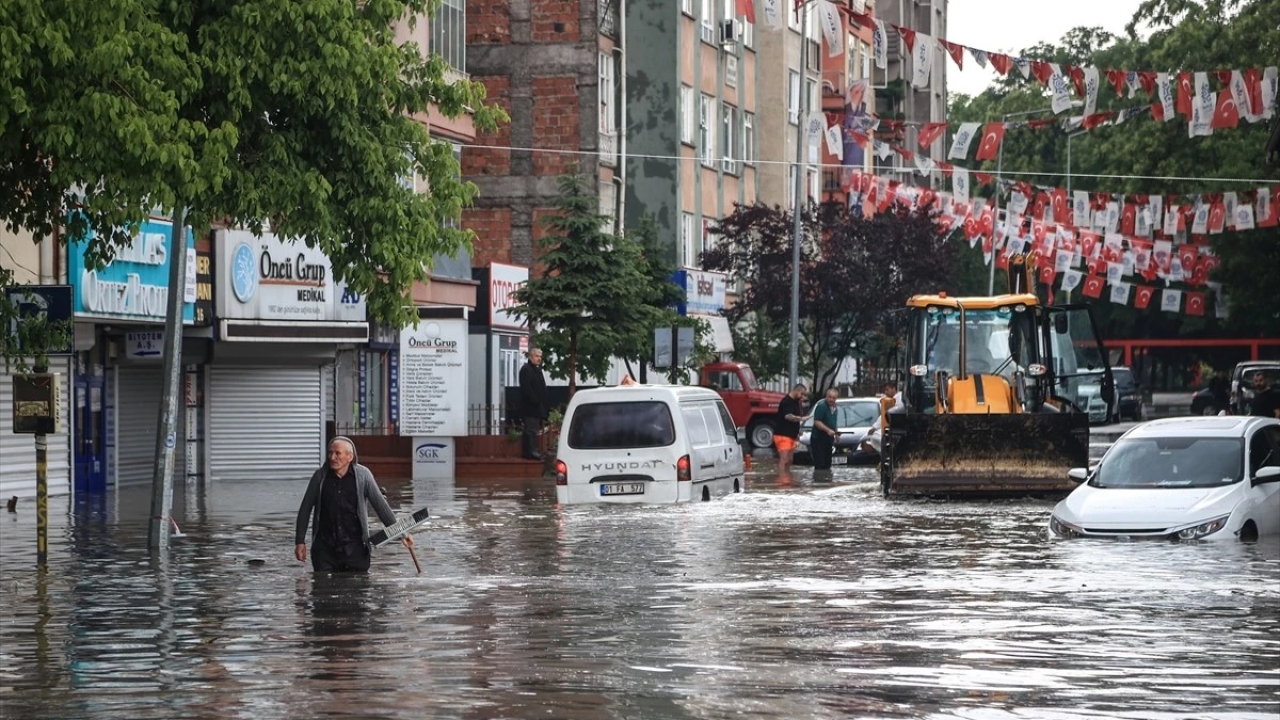 Ankara'da Sel Felaketi: Ankara Çayı Tam Kapasiteye Ulaştı, Alt Geçitler Trafiğe Kapatıldı