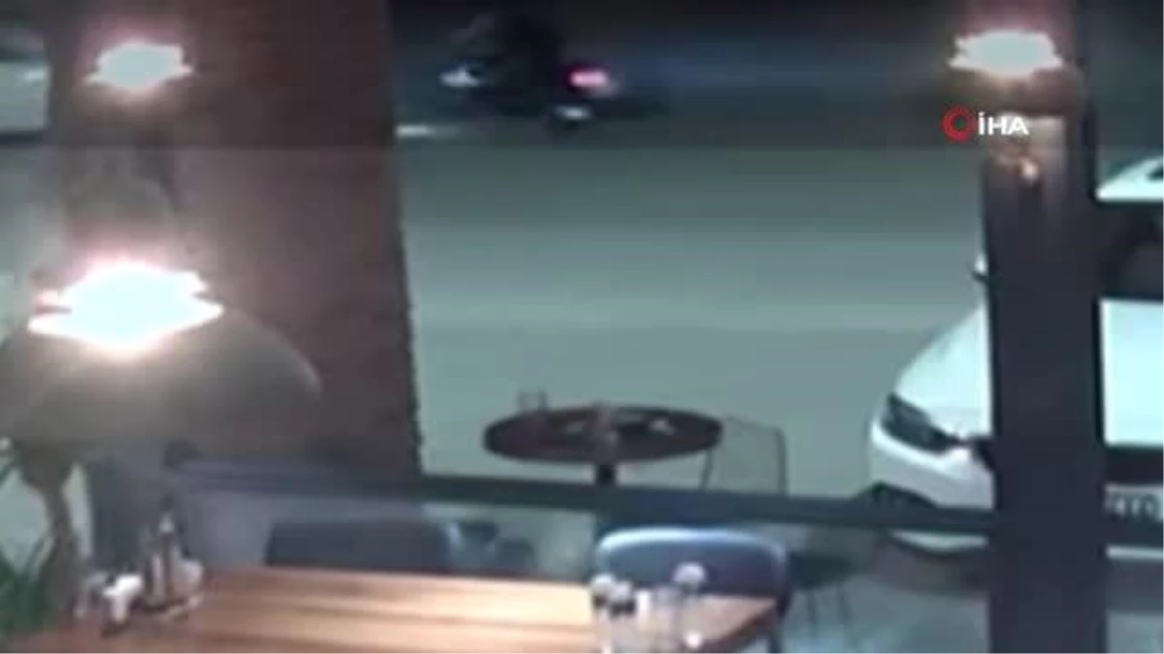 Bursa'da Otomobil ile Motosikletin Kaza Anı Güvenlik Kamerasında