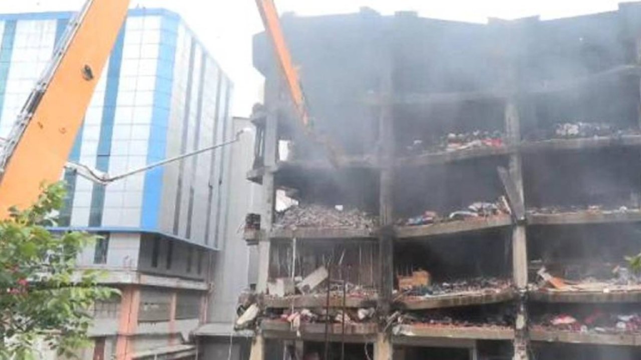 Başakşehir'de yangın çıkan 6 katlı binanın yıkımına başlandı
