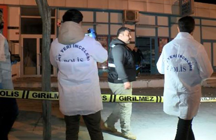 Arnavutköy’de markete el yapımı patlayıcı ile saldırı