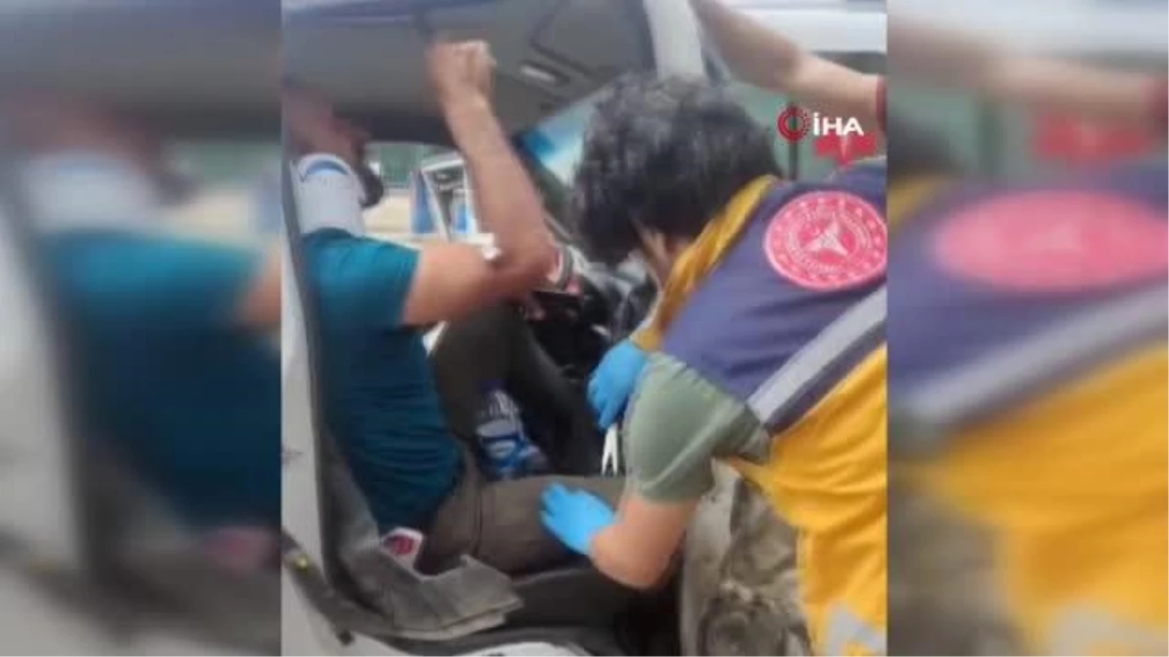 Bursa'da Para Dolu Minibüs ile Kamyonet Çarpıştı: 2 Kişi Yaralandı