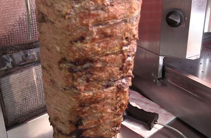 Bozulan döner etlerini çamaşır suyuyla yıkayıp, halka yediriyorlar