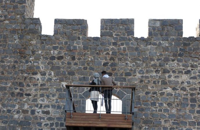 ‘Millet Bahçesi’ projesi kapsamında, UNESCO korumasındaki 7 bin yıllık sura balkon yapıldı