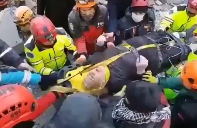 Yürek dağlayan görüntü! Enkazdan çıkarılan yaralı kadının kızına seslenişi...