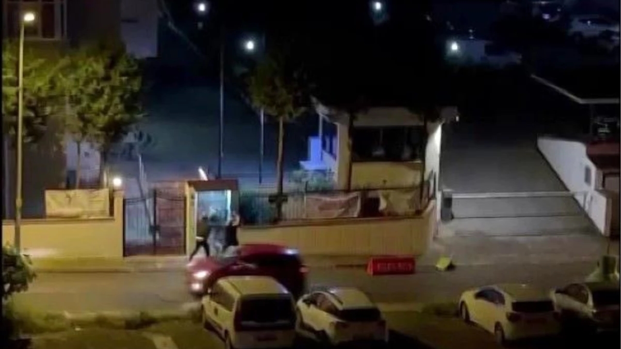 Kartal'da Kavga: Kadın Sürücü Otomobile Çarptı, Erkek Şahıs Kaldırım Taşıyla Vurdu