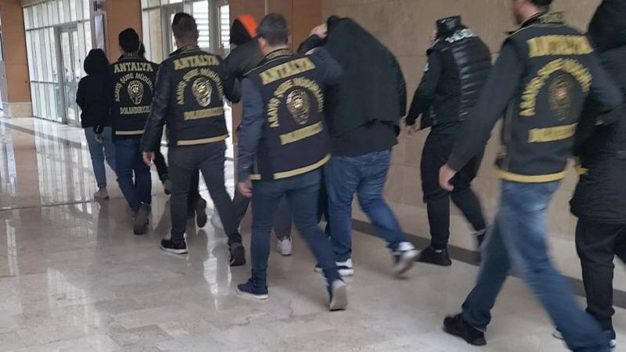 Hakkari'de suç örgütüne yapılan operasyonlarda 7 polis ve 8 gümrük muhafaza memurunun da bulunduğu 31 şüpheli 