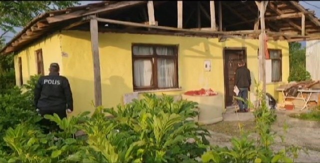 Şüpheli kapıyı açmayınca polis pencereden girdi