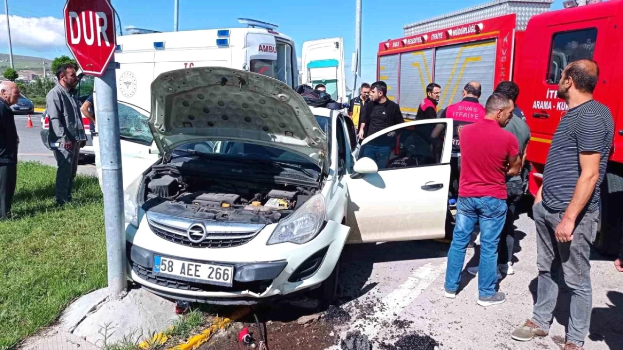 Sivas'ta Tır ve Otomobil Çarpıştı: 4 Yaralı