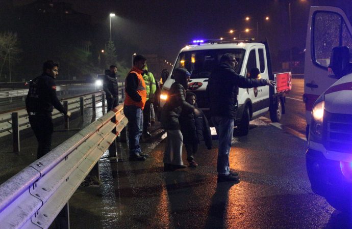 Seyir halindeki araç alev aldı, yangın gözyaşları içinde izlediler
