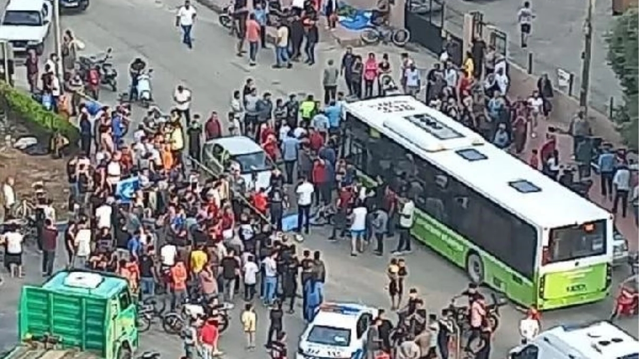 Adana'da Motosiklet Otobüsle Çarpıştı: 1 Ölü, 1 Yaralı