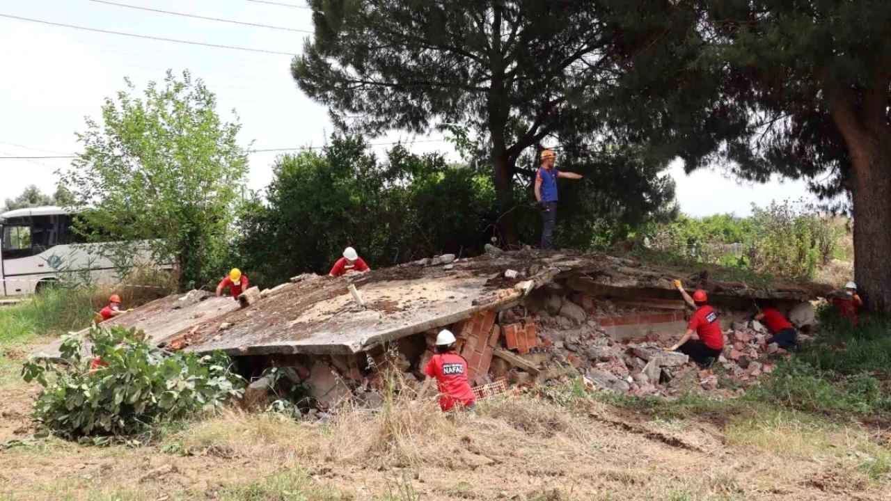 Nazilli Belediyesi Afet ve Acil Durum Birimi enkaz çalışmasında başarılı oldu