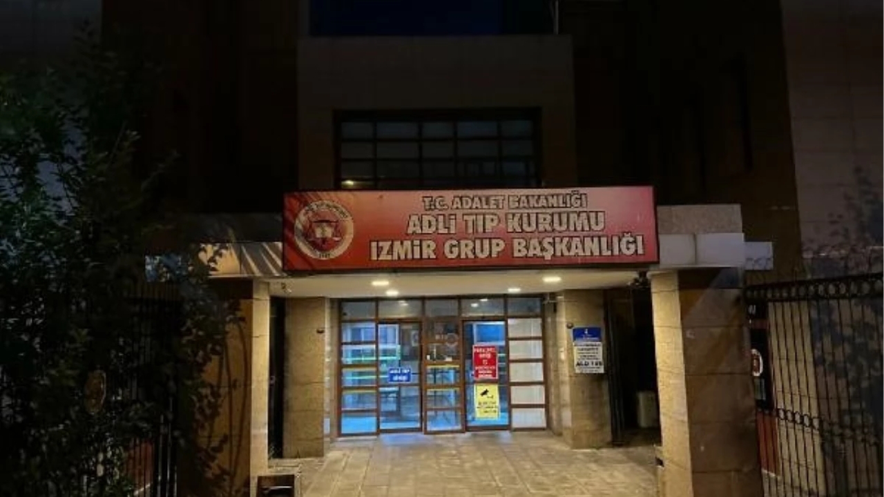 Urla'da bir pansiyonda genç kadın kabloyla boğularak öldürüldü, kocası kayıp