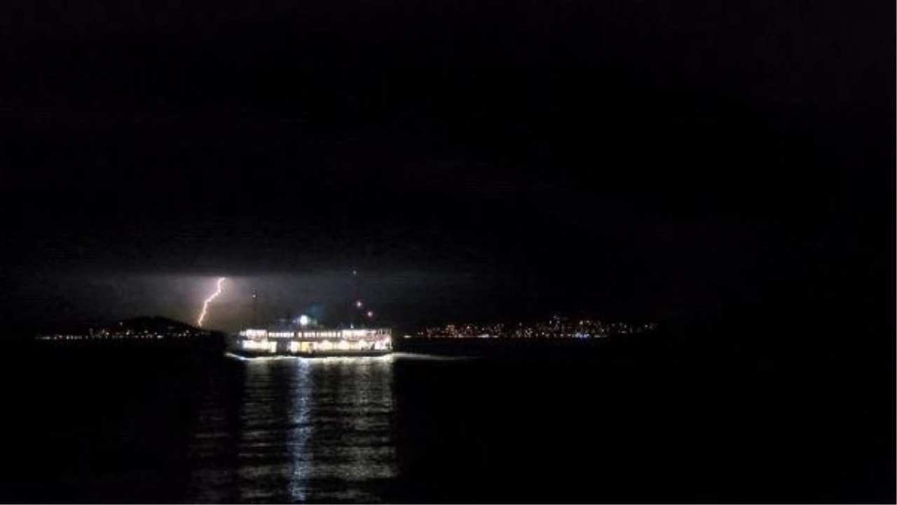 İstanbul'da gece saatlerinde şimşek ve gök gürültüsü etkili oldu