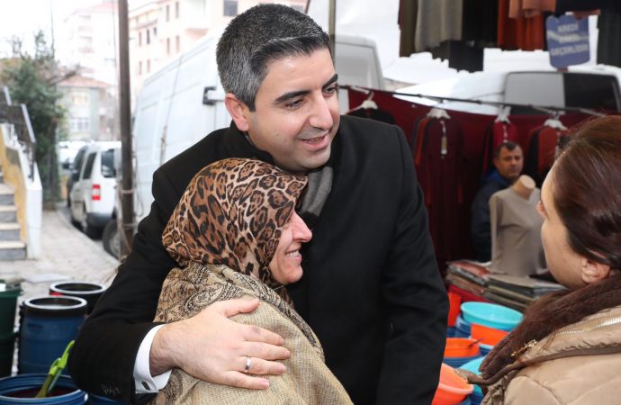Başkan Gökhan Yüksel, Orhantepe semt pazarını ziyaret etti