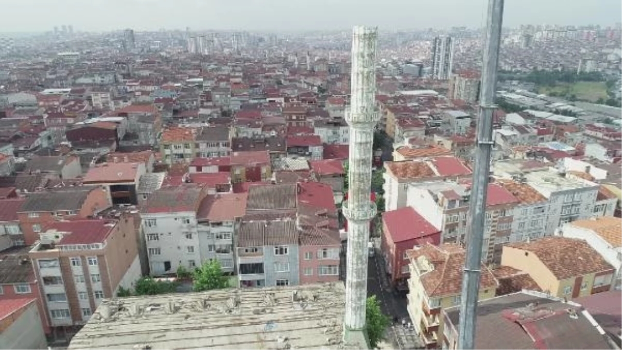 İstanbul'da deprem riski nedeniyle kapatılan cami yıkılmaya başlandı