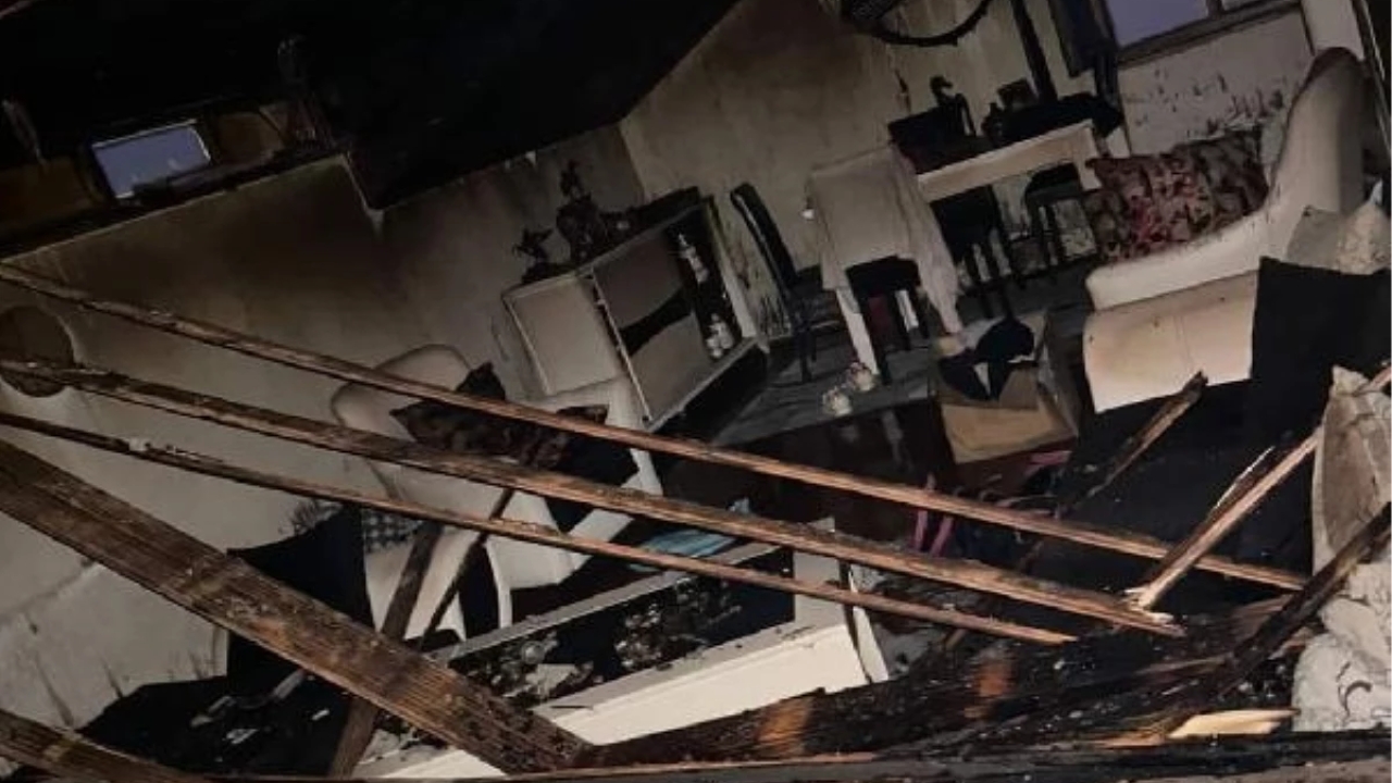 Körfez'de yıldırım çarpan apartmanın en üst katındaki daire yandı