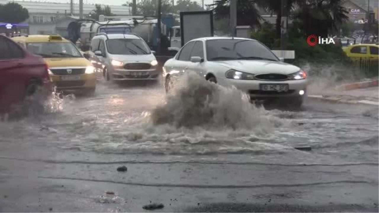 Bandırma'da Cadde ve Sokaklar Göle Döndü