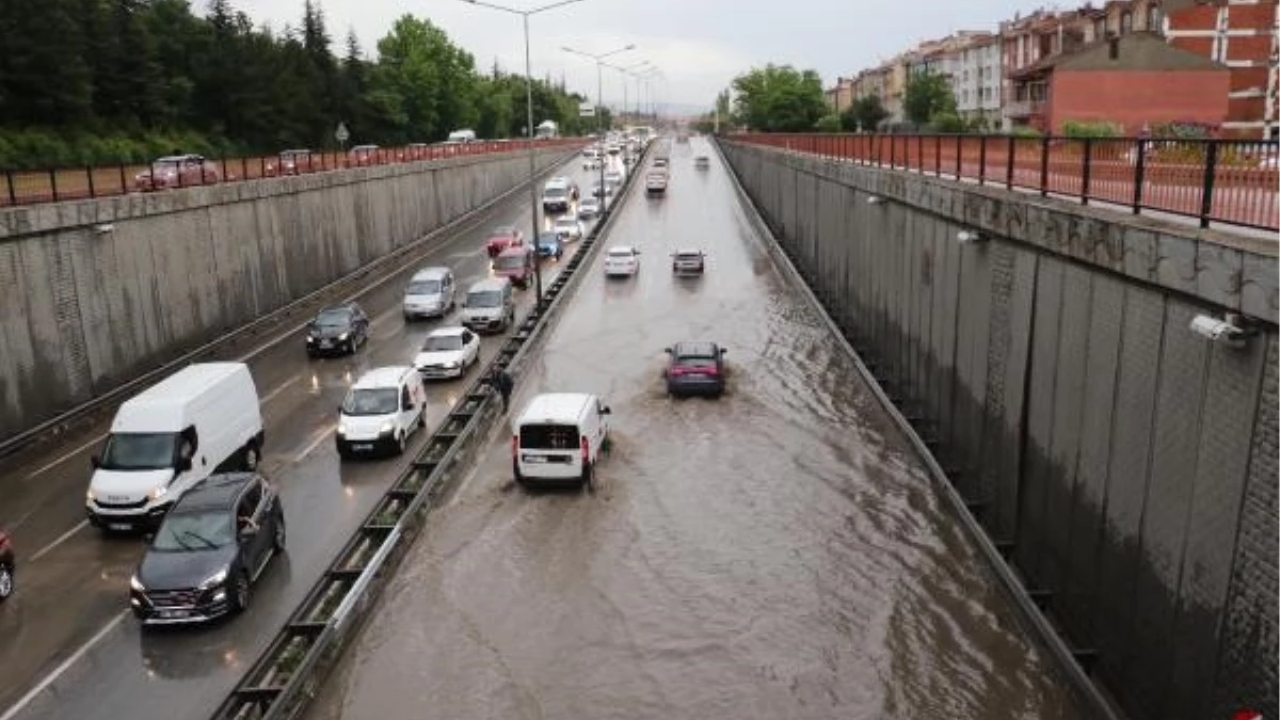 Eskişehir'de Sağanak Yağış Cadde ve Sokakları Suyla Doldurdu