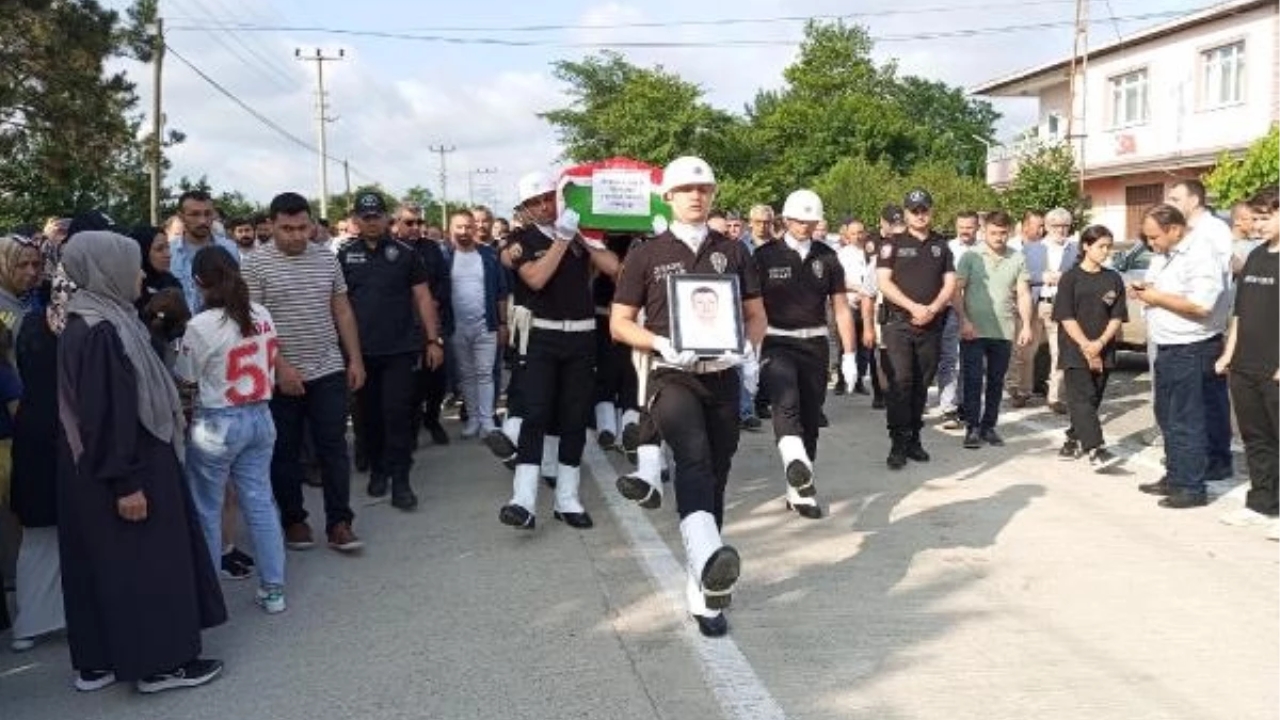 Diyarbakır'da Kalp Krizi Geçirerek Hayatını Kaybeden Polis Memuru Samsun'da Toprağa Verildi