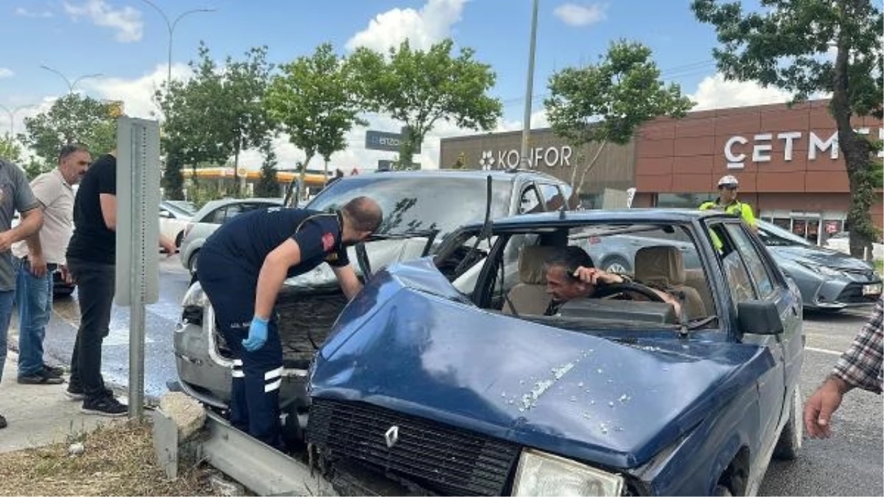 Kütahya'da kafa kafaya çarpışan otomobillerde 3 kişi yaralandı