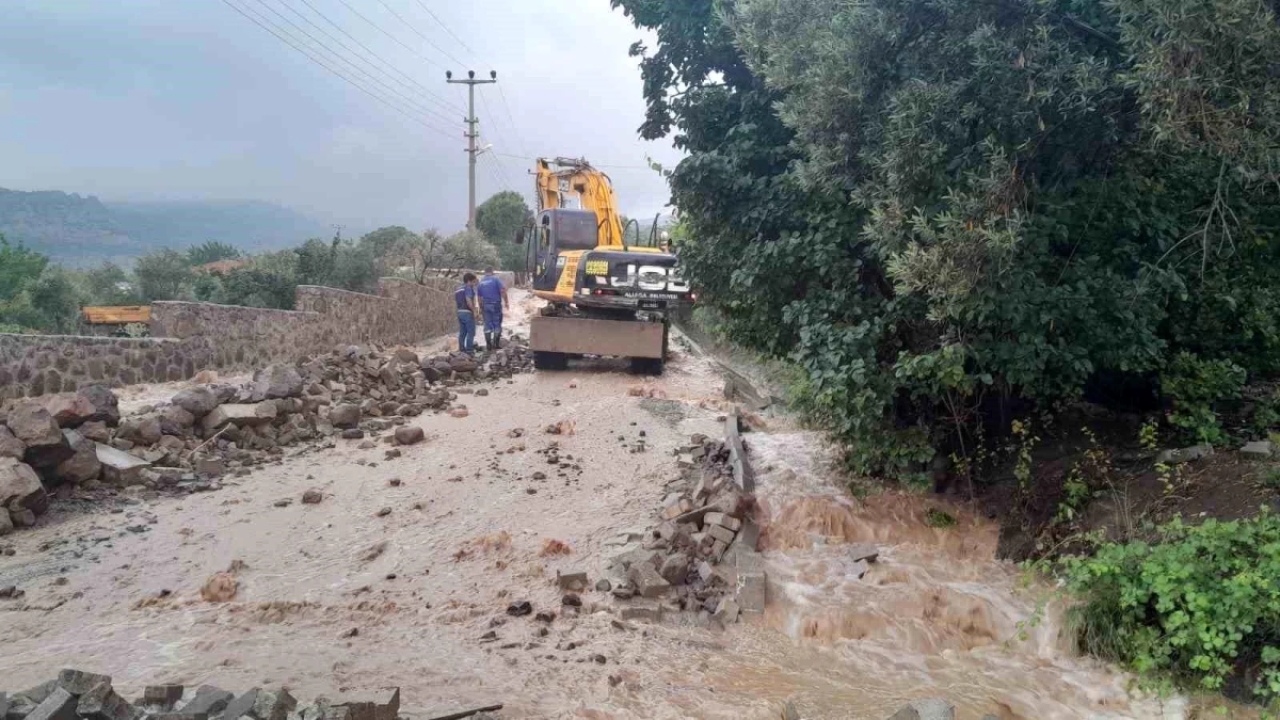 İzmir'in Aliağa ilçesinde sağanak sonrası taşan dere eski köprüyü yıktı