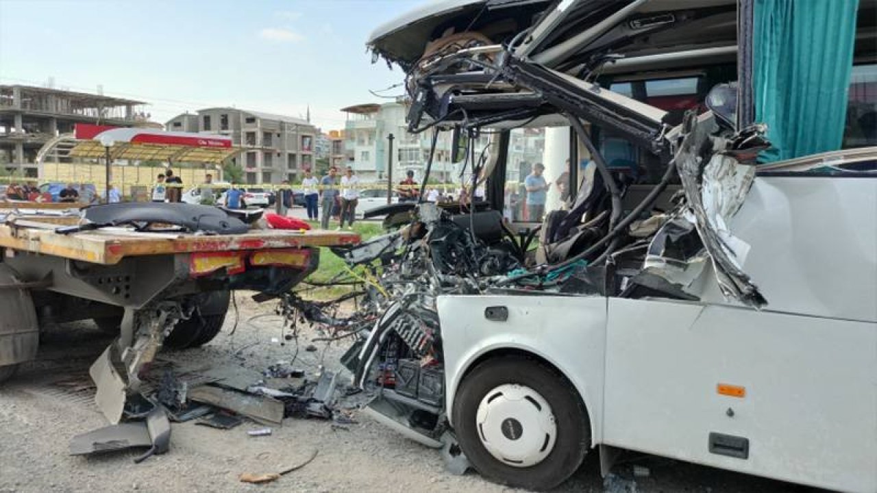 Antalya'da park halindeki tıra çarpan tur minibüsünün sürücüsü hayatını kaybetti, 6 kişi yaralandı