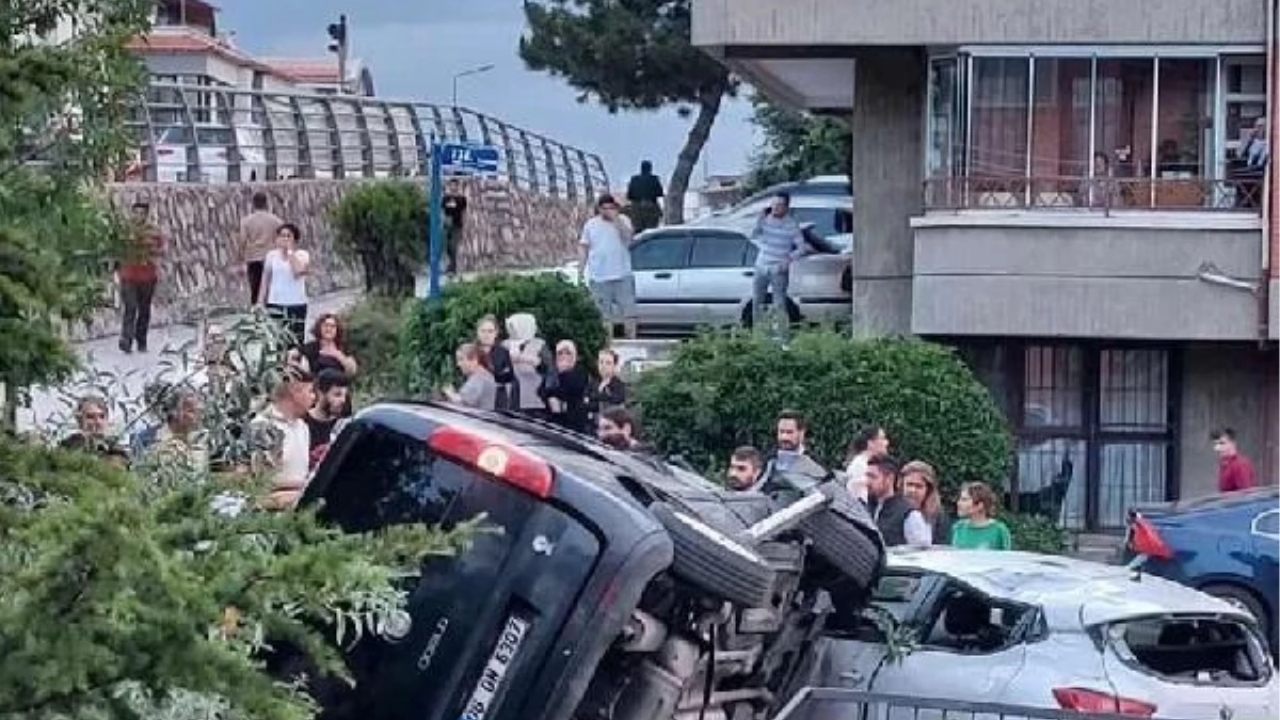Ankara'da hafif ticari araç park halindeki otomobilin üzerine düştü: 1 yaralı