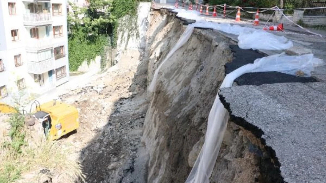 Ankara'da Toprak Kayması Sonucu İstinat Duvarı Çöktü, Otomobil Hurdaya Döndü