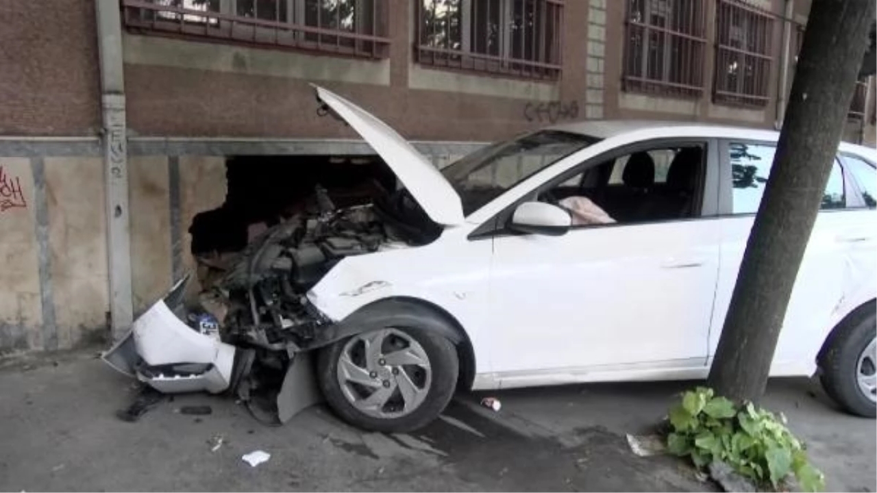 İstanbul'da Otomobil Okul Duvarına Çarptı