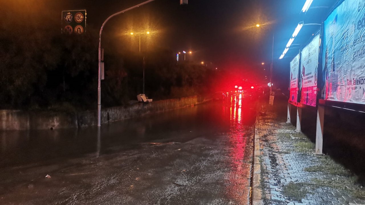 İzmir’i sel vurdu: Araçlar suya gömüldü, yol trafiğe kapatıldı