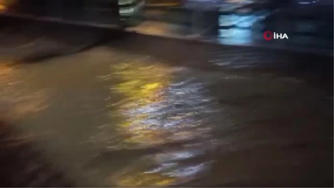 Uşak'ta Çay Taştı, Kenti Sel Vurdu