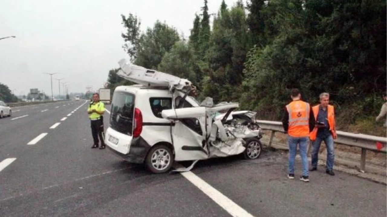 Hendek'te TIR'a çarpan araç takla attı: 3 yaralı