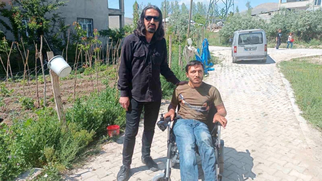 Manisa Valisi Mevlüt Özmen, Vanlı engelli gencin akülü sandalye isteğini yerine getirdi